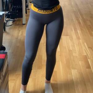Säljer dessa snygga gymshark leggings perfekta för all form av träning. Supersköna och välanvända men i bra skick! Hör av er vid frågor🌼