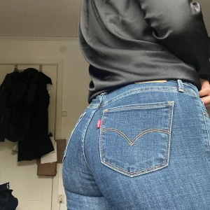 Blå Levis jeans 711 skinny - Jättebra skick på Levis jeans 711 skinny, fler bilder kan skickas, samt pris diskuteras!!🥰