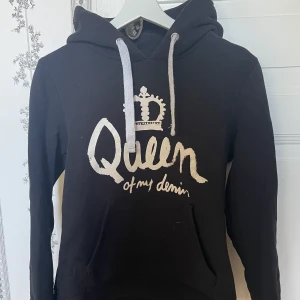 Svart hoodie - En svart hoodie från ”Denim Day” i storlek L! Den är i använt skick men inga synliga fläckar eller hål!