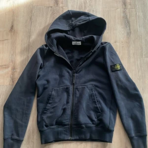 Stone island tröja  - Stone island tröja i storlek 152 köpt från miinto  Pris är ej hugget i sten 