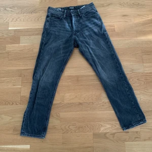 Jack and Jones jeans - Säljer mina jack and Jones Jeans som är i storlek waist 28 and lenght 30. Det är inga skador på dem och dem är i bra skick. Nypris var 500kr
