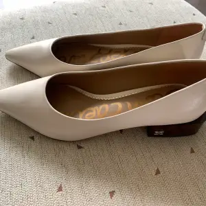 Ordered  this gorgeous Sam Edelman leather flat from the US and unfortunately it is a tiny bit small for me.   It is made of leather and has a unique low  heel which makes it so chic . It will go with everything.   The color is : off-white - stony color