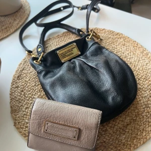 Marc jacobs väska  - Säljer min marc jacobs väska och de tillkommer en plånbok vid köp av väskan som också är från marc jacobs. Använda relativt mycket men är i fint skick