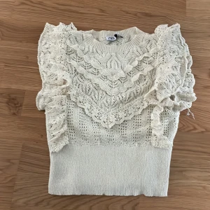 Topp - Säljer den hör super gulliga toppen från zara köpt förra vintern! Säljer pga ingen användning längre men den är ändå super söt❤️ skriv privat för frågor