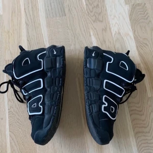 nike uptempo - Som nya. Köpa nyligen här på Plick. Tyvär klämmer de lite på tån för mig. Det är bara att hör av sig om frågor o.s.v ! 