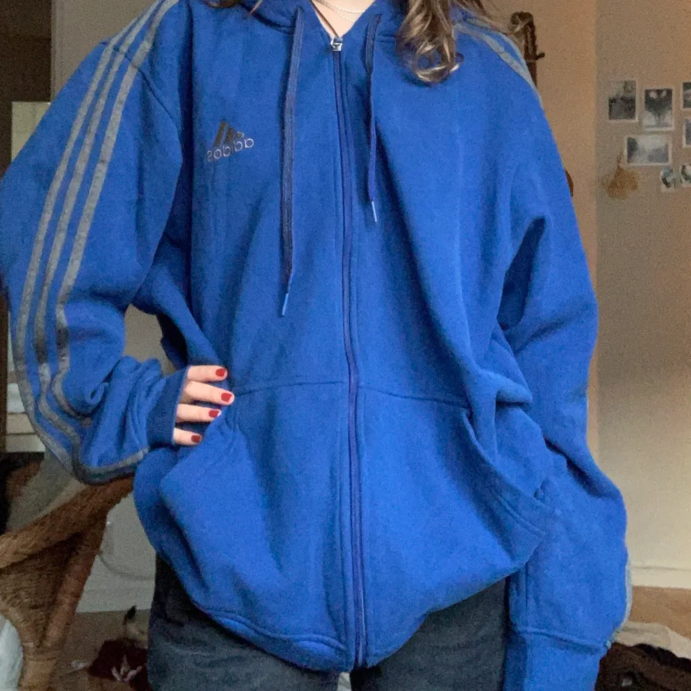 Blå adidas zip up, köpt second hand. Skriv för frågor!. Hoodies.