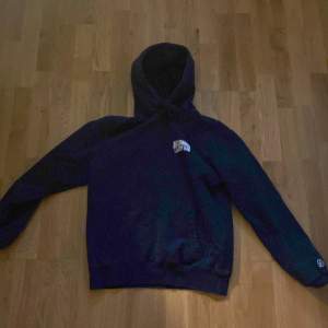 Bbc Hoodie i size M (sitter som XS). Bra skick men krympt.