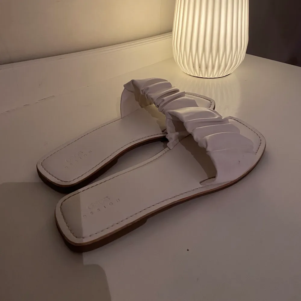 Superfina vita sandaler från ASOS. Endast använts vid två tillfällen så inga defekter alls. Storlek 40, köparen står för frakt🥰. Skor.