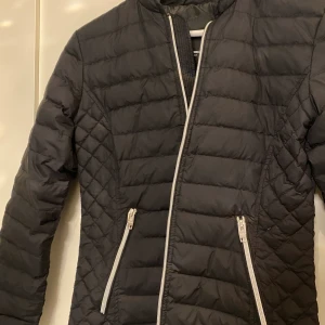 Rock and Blue storlek 34 - Nästan oanvänd jacka från rock and blue, köpt för två år sedan men är i nyskick. Storlek 34 men skulle säga att den även passar 36. Ingen luva. Nypris: runt 1700 kr. 