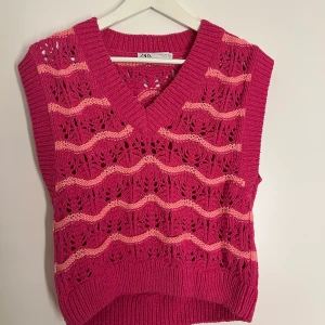 Zara topp - Rosa virkad väst från zara💕💕Säljer då den ej används lika ofta