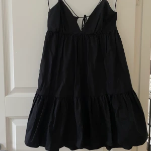 Populär Zara klänning, helt slutsåld - Säljer nu min helt oanvända klänning ifrån Zara, helt slutsåld.🖤  Hör av er vid frågor eller intresse.🥰  Har rensat min garderob så kika gärna på mina övriga annonser.😍