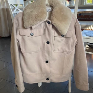 höstjacka/ kappa - Säljer denna fina jacka. Använd fåtal gånger så den är i fint skick. Köptes för 800. Brukar ha s och tycker att den sitter perfekt oversize på mig.