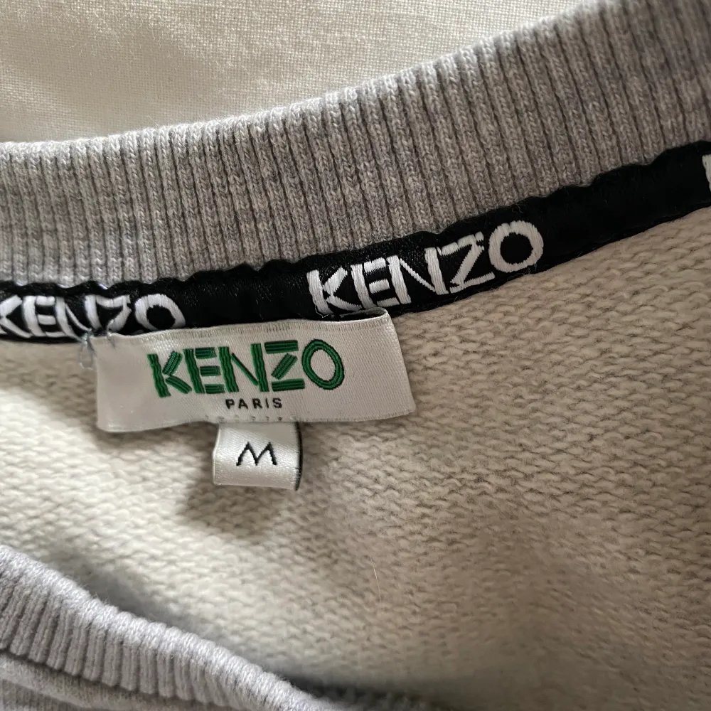Säljer min oanvända Kenzo klänning, inköpt på NK i Stockholm. Nypris ca 3000kr.🤍  Hör av er vid frågor eller intresse.🥰  Har rensat min garderob så kika gärna på mina övriga annonser.😍. Klänningar.