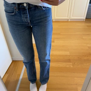 Zara jeans  - Zara midwaist jeans i nyskick. Storlek EUR 36. Jag är 169 och de är något korta på mig. Ingen fraktkostnad för köparen. 