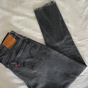 Levis 501 - Jättefina croppade Levis 501 i storlek 27x30 ✨ Köpte på Tise men var tyvärr för små så hoppas på att någon annan kan få användning av dem 😊