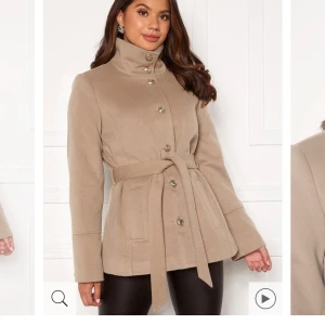 Beige kappa - Beige kappa i stl S. Har använt den typ 1-2 gånger och är i perfekt skick. Perfekt till hösten! Slutsåld på bubbleroom! 