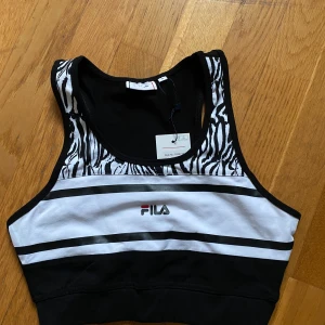Fila topp  - Ny med prislapp kvar. Storlek S. 