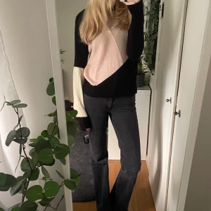 Stickad tröja - Snygg stickat tröja från Only i lite annat typ av möster. Vädligt cool och snygg till svarta jeans. Använd bara 2/3 gånger och är i nyskick. 