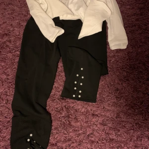 Outfit  - 2 för 1.  Byxor med pärlor + vit Blus