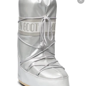 Moonboots - Säljer mina silvergrå moonboots som är använda 2 gånger i storlek 35-38, kommer med påsen som tillhör. Passar mig som är en 38.