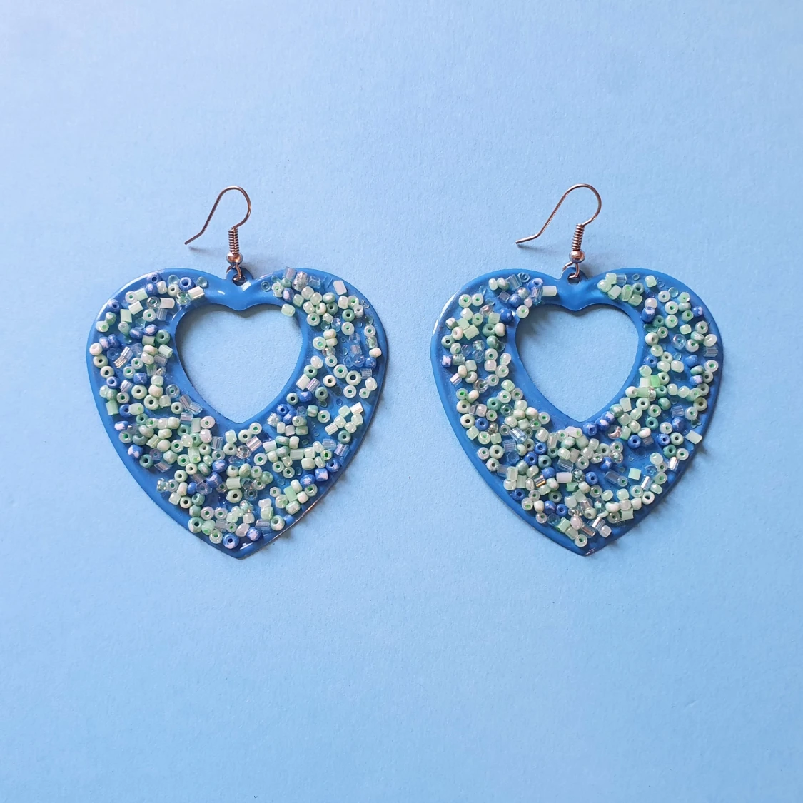 Hjärtformade örhängen med pärlor