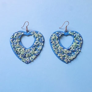 Hjärtformade örhängen med pärlor - Unika örhängen med pärlor i olika färger. Bredd 5,5 cm - Längd 5 cm