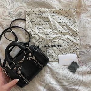 Zadig väska  - Säljer nu min lilla älskade zadig väska, sparsamt använd men har blivit lite rostig på de som nitarna, annars i topp skick! Står inte för någon frakt kostnad, bara att höra av sig vid mer frågor💕