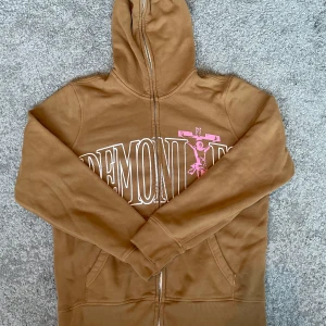 Demonites hoodie - Helt ny demonites hoodie i stl m, skön brun färg bara öppad ur låda för ta bilder. Najs fit, full zip Skriv för några frågor