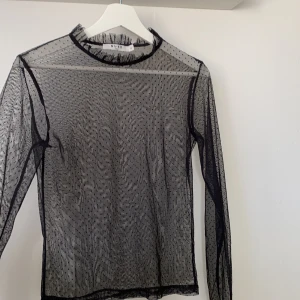 Blus från NAKD - genomskynlig blus med prickar och volanger vid hals och ärm. Storlek M , 90kr 