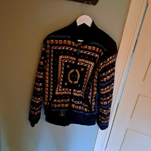 Criminal Damage Jacka - Snygg jacka från Criminal Damage. Två jackor i en. Storleken står inte men skulle tro att det är M/L, så lite oversize. Bara använd några gånger. Passar både man o kvinna. 