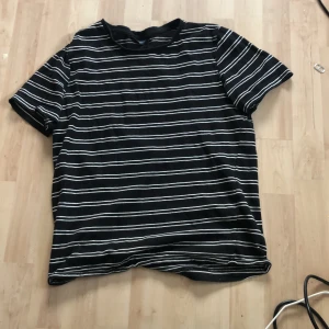 Svart striped T-shirt  - Svartvit T-shirt med ränder Säljs pga använder nte  