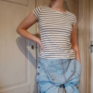 Randig topp - En vit t-shirt med gröna ränder, de ser nästan svarta ut men de är gröna