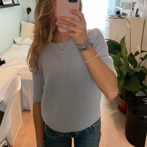 Stickad t-shirt Cos - stickad t shirt i ull från Cos, köpt i Frankrike för 800kr. Fint skick endast använd få gånger!✨såå fin färg! Möts i Sthlm Elr fraktar men då står du för frakten💕