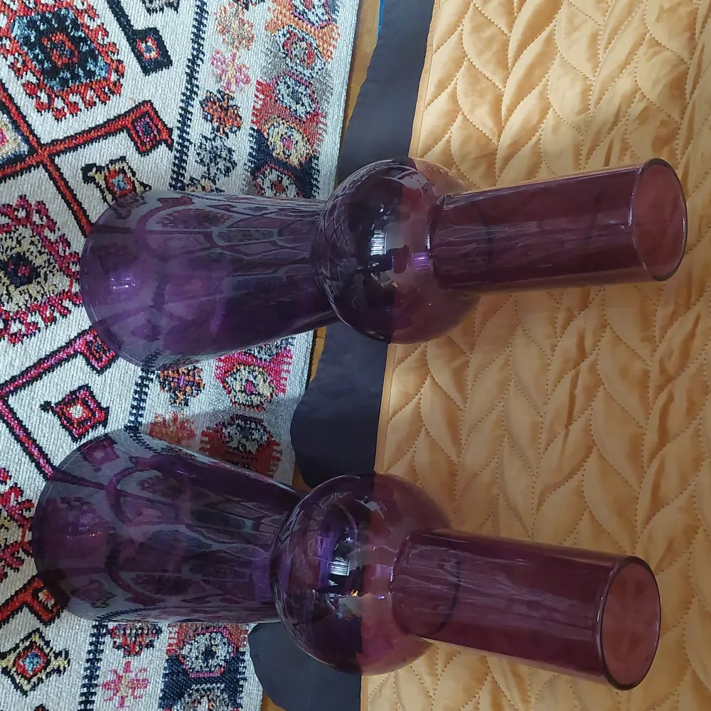 Fina lila glasvaser från Ikea höjd 60 cm. Övrigt.