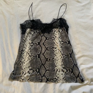 Linne m. Spets - Jättefint linne från Dorothy perkins med extremt smickrande passform. Den har spets vid bysten och passar alla storlekar mellan 34-40. 