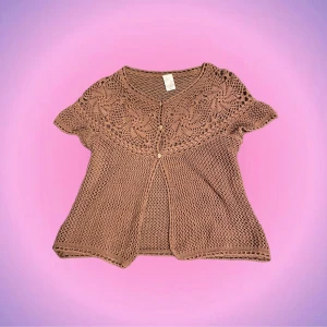 Brun kofta - Så söt liten brun virkad kofta i toppenskick💗 Säljer pga den är lite liten vid brösten för mig och knapparna åker upp:( För övrigt sitter den dock bra på mig som oftast bär S! Priset kan diskuteras! Skriv privat vid intresse o frågor💖💖💖