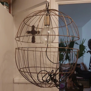 Lampa - Fin korglampa i mässingfärg