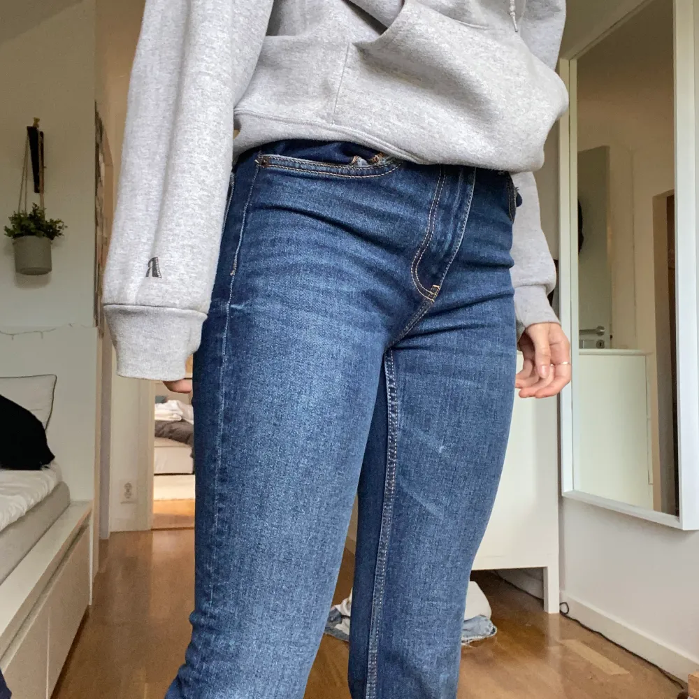 Ett par mörklblåa jeans från zara. 💖 Mid rise full length flare.  Aldrig använda så som nya🫶🏼 . Jeans & Byxor.