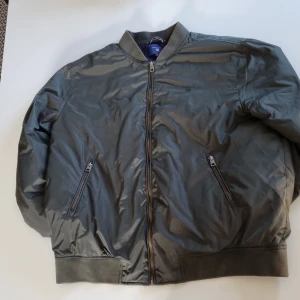 Gant Bomberjacka - XL Gant bomberjacka, sitter som en Large, utmärkt skick. Shoulder width: 48cm Total length: 68cm Sleeve length 65cm 