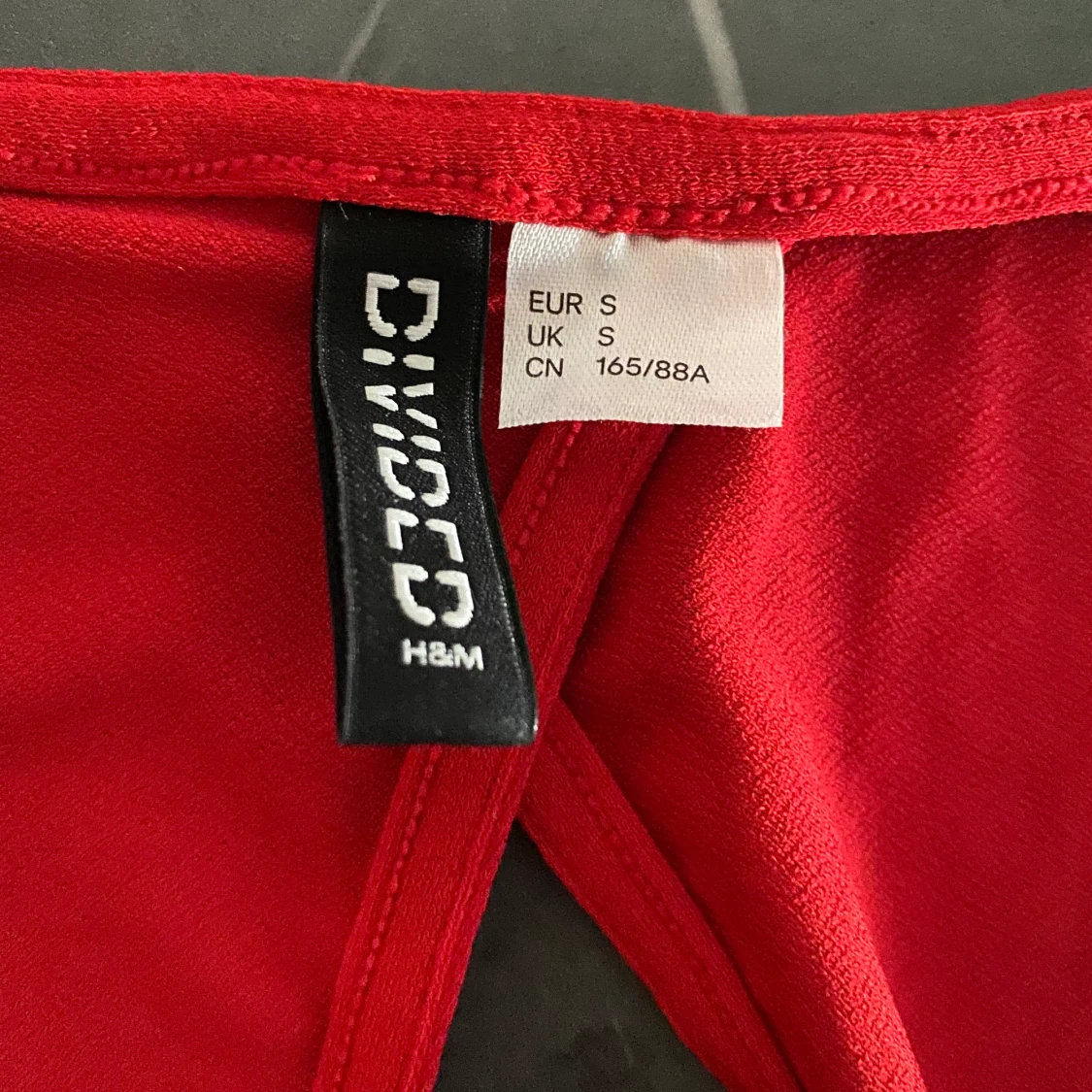 Röd topp med knytning bak från Divided HM, strl. S - 90