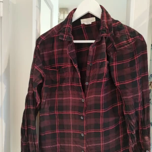 Skjorta  - Skön knappt använd 