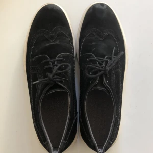 SVARTA MOCKA SKOR - SVARTA MOCKA SKOR  KLASSISKA MONSTER LITE SLITNA PÅ SPETSEN SE 3E BILD  KAN PROVAS, HÄMTAS I SÖDRA STOCKHOLM SWISH BETAL 