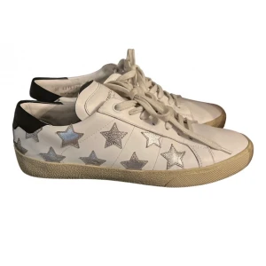 Saint Laurent Sl/06 - Saint Laurent star sneaker 8/10 Bud 2200 bin 2500 Postas spårbart med postnord, köparen står för frakt. Size 40 - fits big