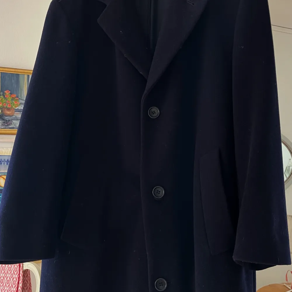 Hugo Boss coat, köpt 1998. Använd max 1 gång.  Marinblå i oversize. . Övrigt.
