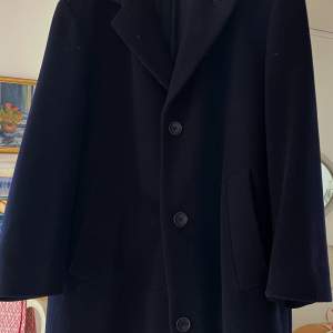 Hugo Boss coat, köpt 1998. Använd max 1 gång.  Marinblå i oversize. 