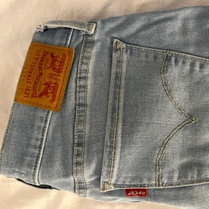 Levis jeans - säljer Levis 710 skinny low waist jeans i toppskick, nästan aldrig använda. Hör av er vid frågor💕 köparen står för frakt. Nypris 999kr