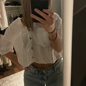 Linne skjorta - Säljer min super fina linne skjorta, den är lite kortare. Man kan styla den lite hur man vill!