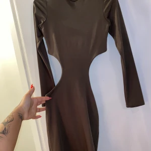 klänning - klänning med high nick och öppning vid sidan samt ryggen. Khaki grön. Använd en gång på nyår