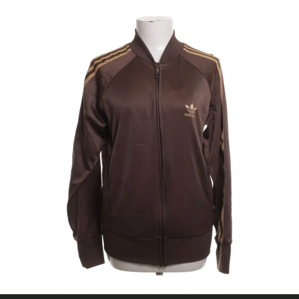 Säljer min sjukt snygga Adidas zip up/ track jacket som är använd några gånger och köpt på Plick men i bra skick!🦋🙌🏼. Tröjor & Koftor.