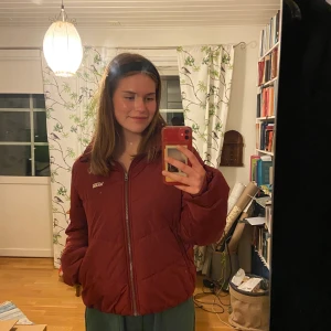 Vans vinterjacka (puffer jacket) - En dov röd puffer jacket perfekt till vintern men även höst och vår. Den är väl isolerad och klarar kyla otroligt bra. Den har två fickor, ingen luva och dragkedjan funkar fint! (Nypris: 1100)